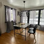 Large And Spacious Detached House Lägenhet