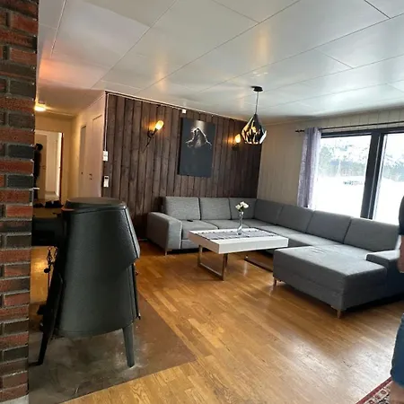 Large And Spacious Detached House Appartamento