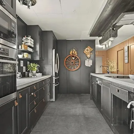 Large And Spacious Detached House * Drangedal