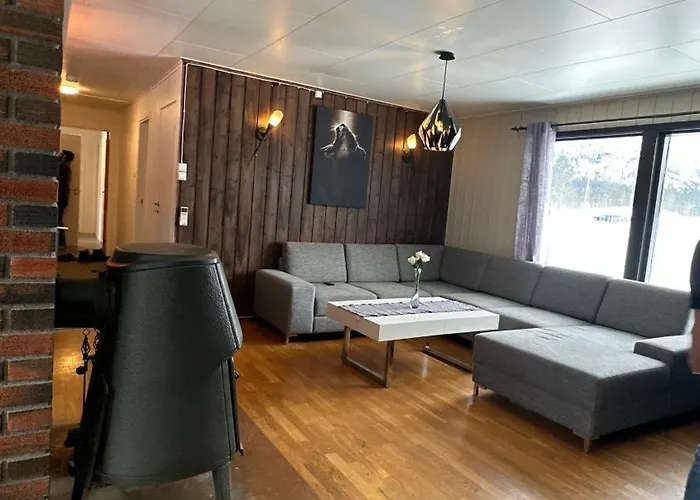 Large And Spacious Detached House Appartamento